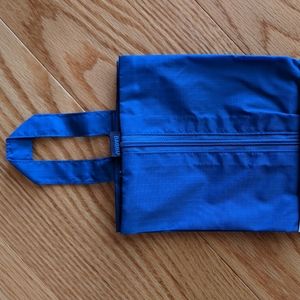 ❎ *Sold* Medium 3D Zip Travel Bag